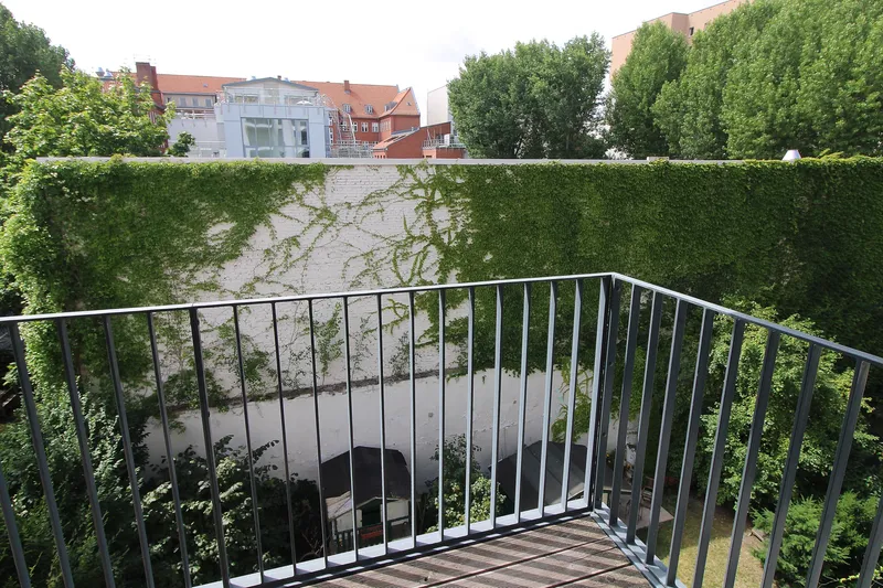 Bezugsfrei! Helle Wohnung  im Gartenhaus mit Balkon und Tiefgaragenplatz inklusive — photo 1